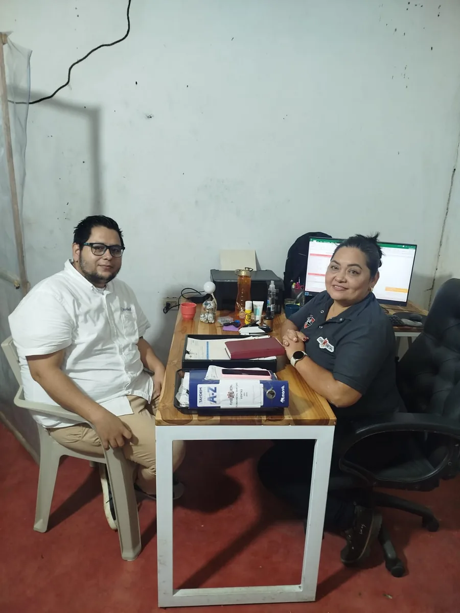 Equipo de FUNDEMETAL HMF S.A.S atendiendo en la oficina de la fundición